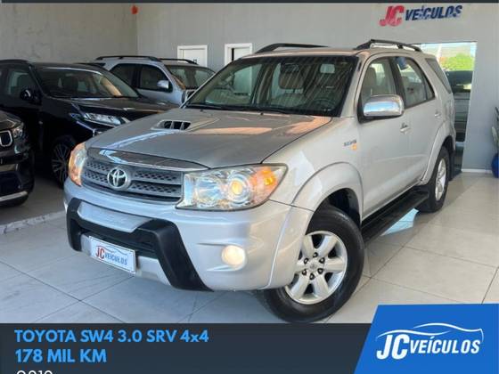 TOYOTA HILUX 3.0 SRV 4X4 CD 7 LUGARES 16V TURBO INTERCOOLER DIESEL 4P AUTOMÁTICO